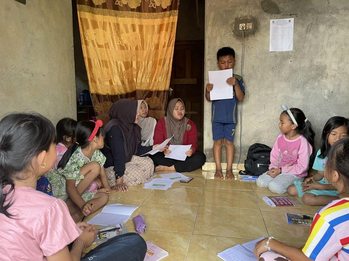 Mahasiswa KKN Prodi TBIN Bangun Budaya Literasi Anak melalui Pendampingan Menulis di Berbagai Lokasi KKN