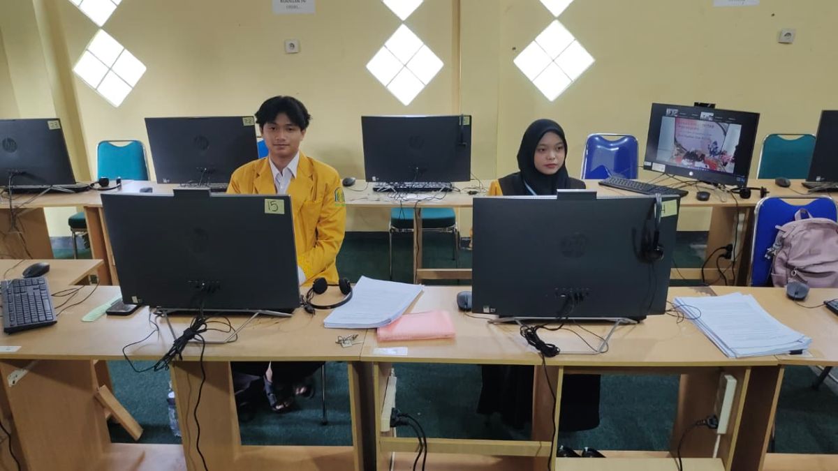 Mahasiswa Tadris Bahasa Inggris mengikuti lomba debat Bahasa Inggris dalam rangka PKM IV PTKIN Se Sumatera.